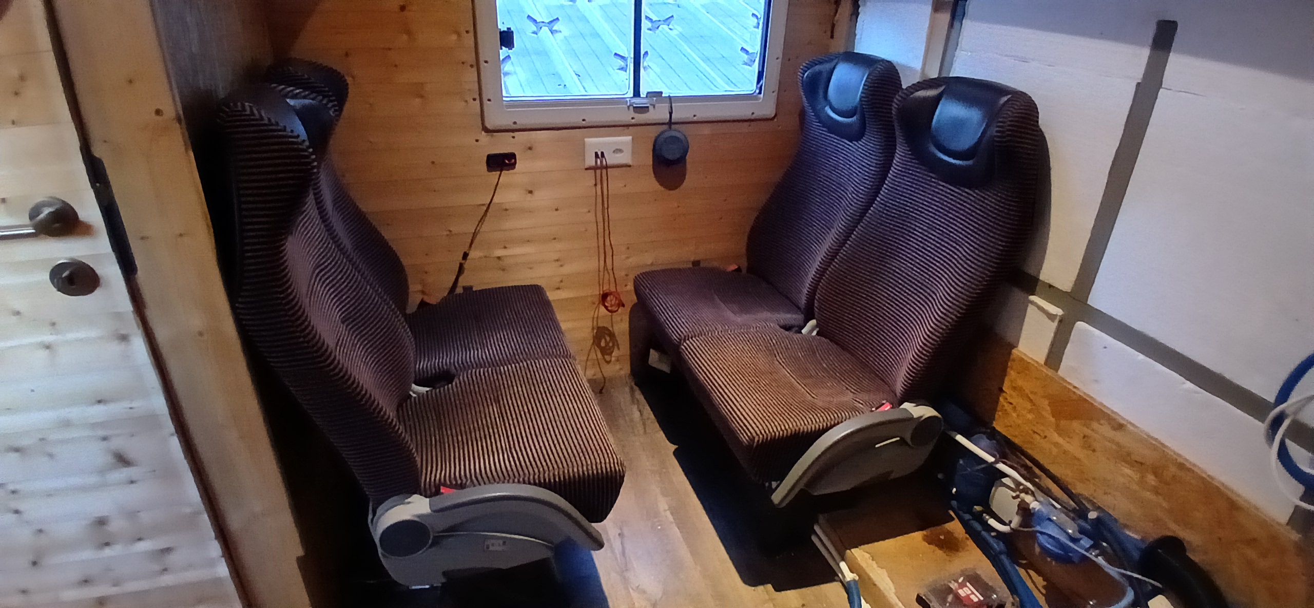 2026-02-24-08.07.20 WOODY - Sièges cellule